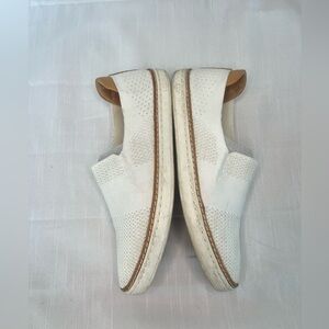 UGG Woman’s White Knit Slip-On Loafers with Tan Trim Size 8